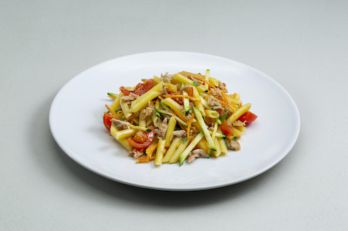 Penne con cruditè di verdure e tonno